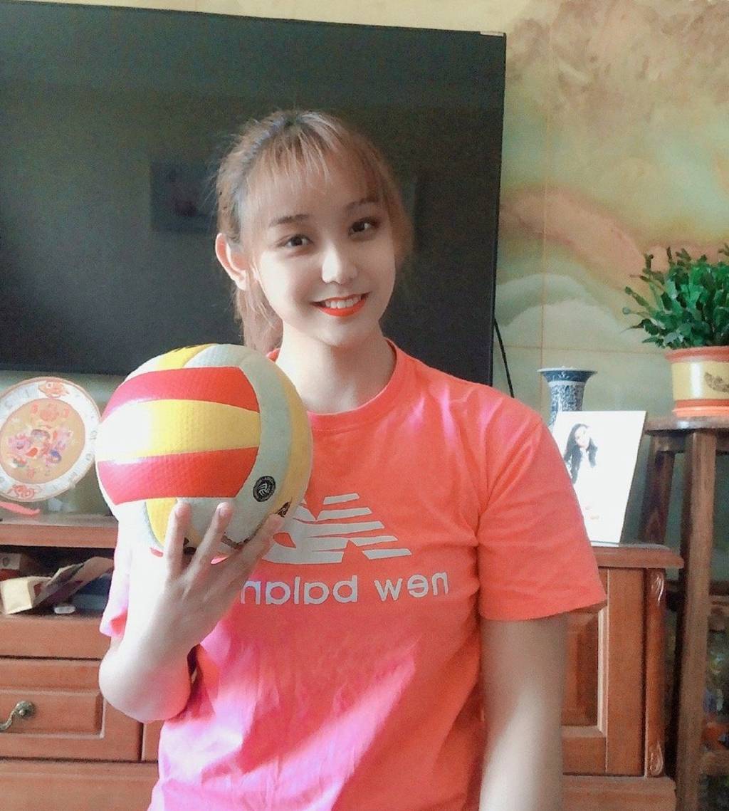 不过王佳筝也绝不仅仅只是排球场之上的花瓶,在疫情期间,她也始终保持
