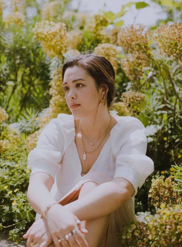 不久后,钟丽缇先后为严铮生下二女儿严子晴和三女儿严稚棱,严书琴对两