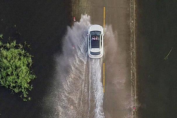 原创中国最美水上公路游客开车像开船体验别样风趣