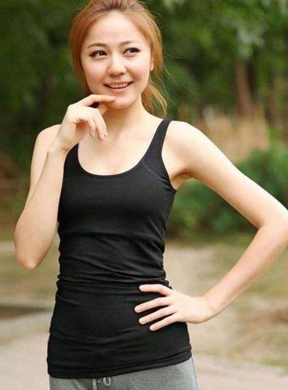 原创美女街拍夏日里清凉的瑜伽裤穿搭街上最美的风景