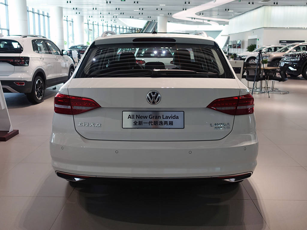 优惠幅度近30落地不到13万大众朗逸两厢到店实拍