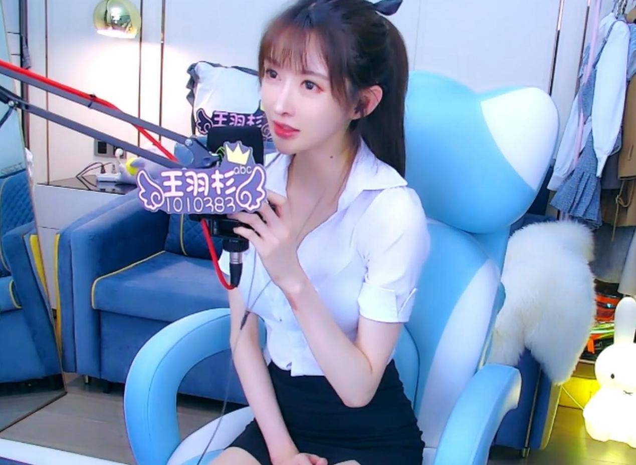 斗鱼女主播谈成长史,直言太难,却被扒出当年上位史?