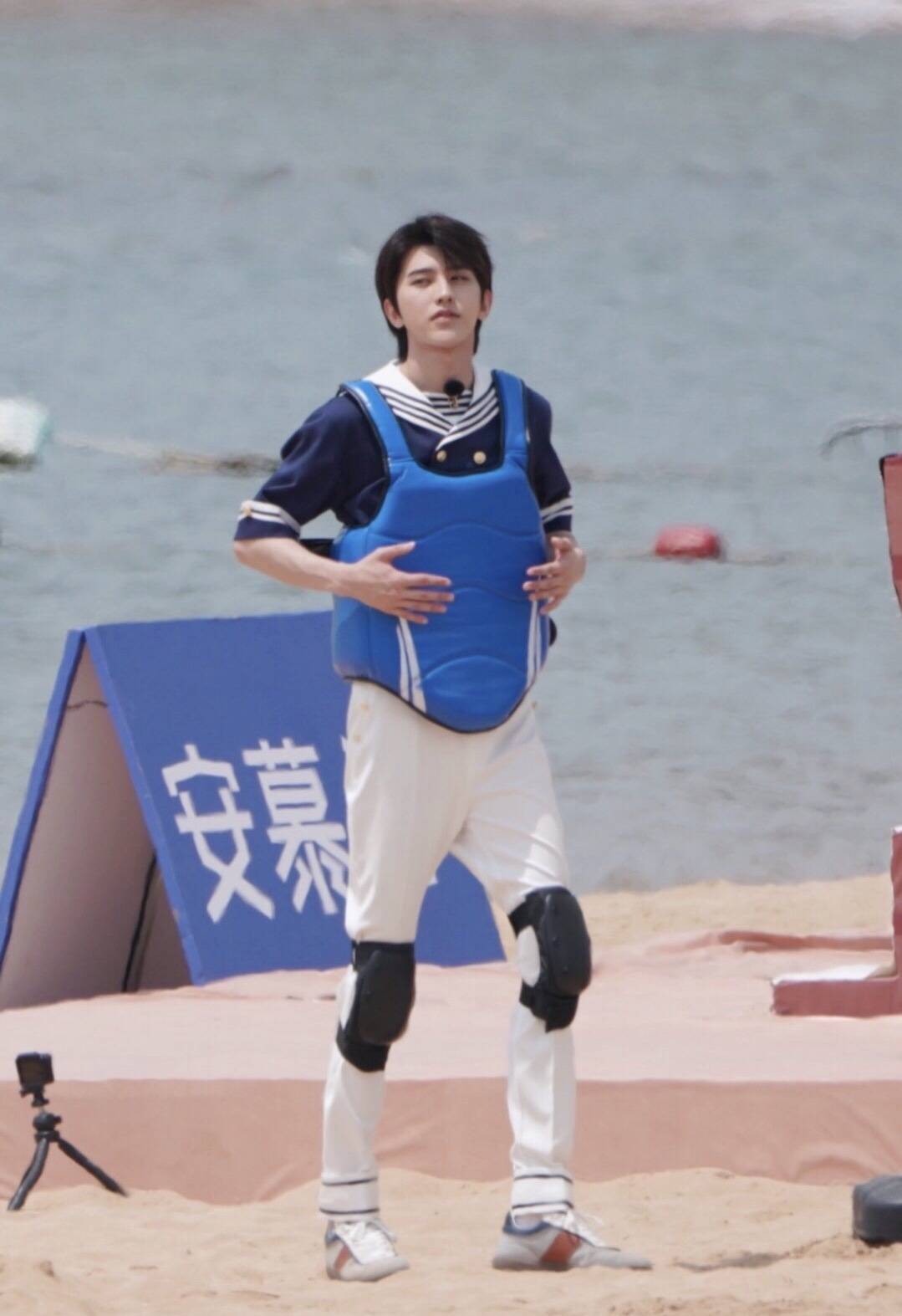 原创蔡徐坤海军装被拍清爽帅气造型特别加分这身材比例绝了