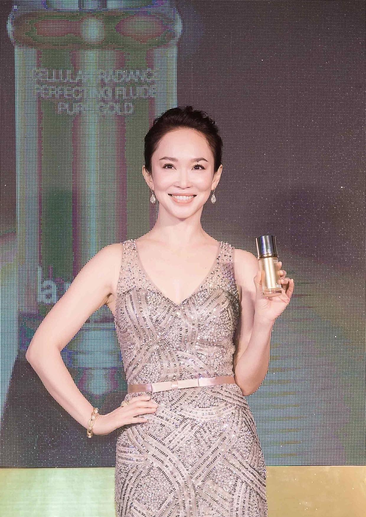 原创范文芳"贵妇"范十足,穿一条金色连衣裙出席活动,高贵华丽大气