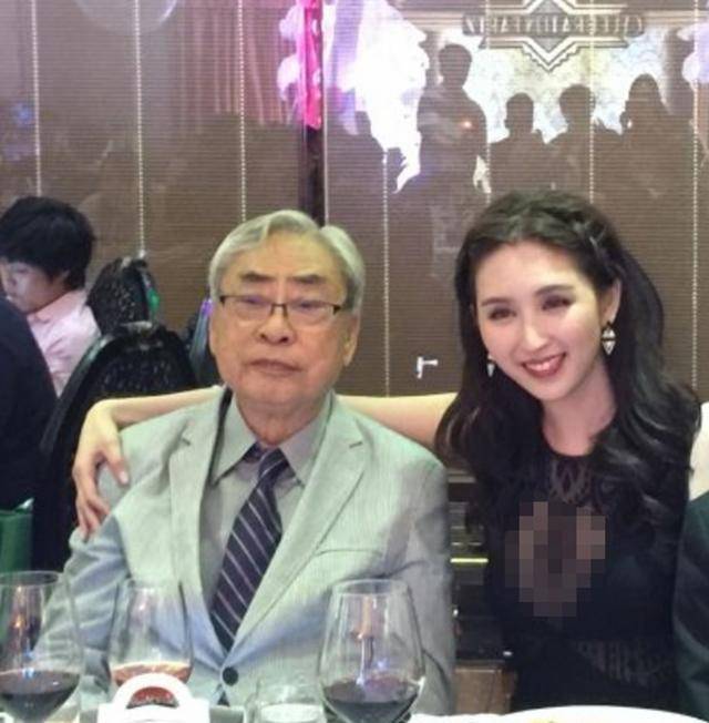 何傲儿和林建名相差51岁,这段"忘年恋"自然不被外界接受,两个人也一直