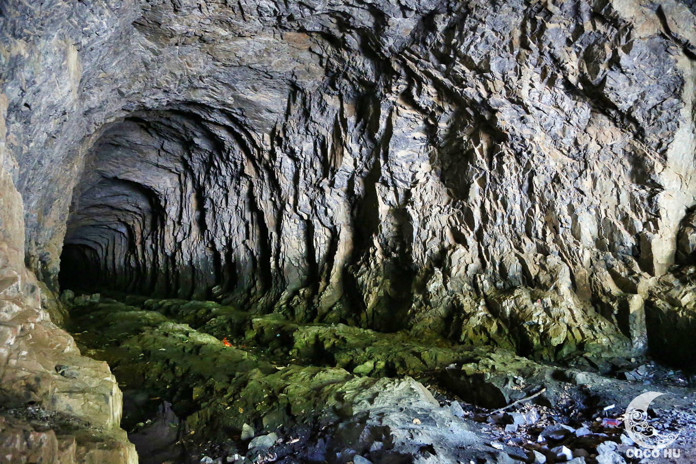 走进山洞,看着幽暗的深处,再回头看看洞口的光效,大家竟开始拍起了