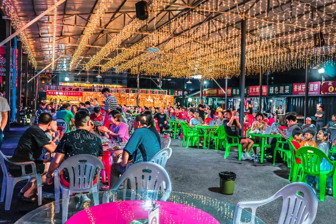 烟火缭绕的烧烤大排档就成了主题 新埠花苑美食娱乐工场啤酒嘉年华 燃