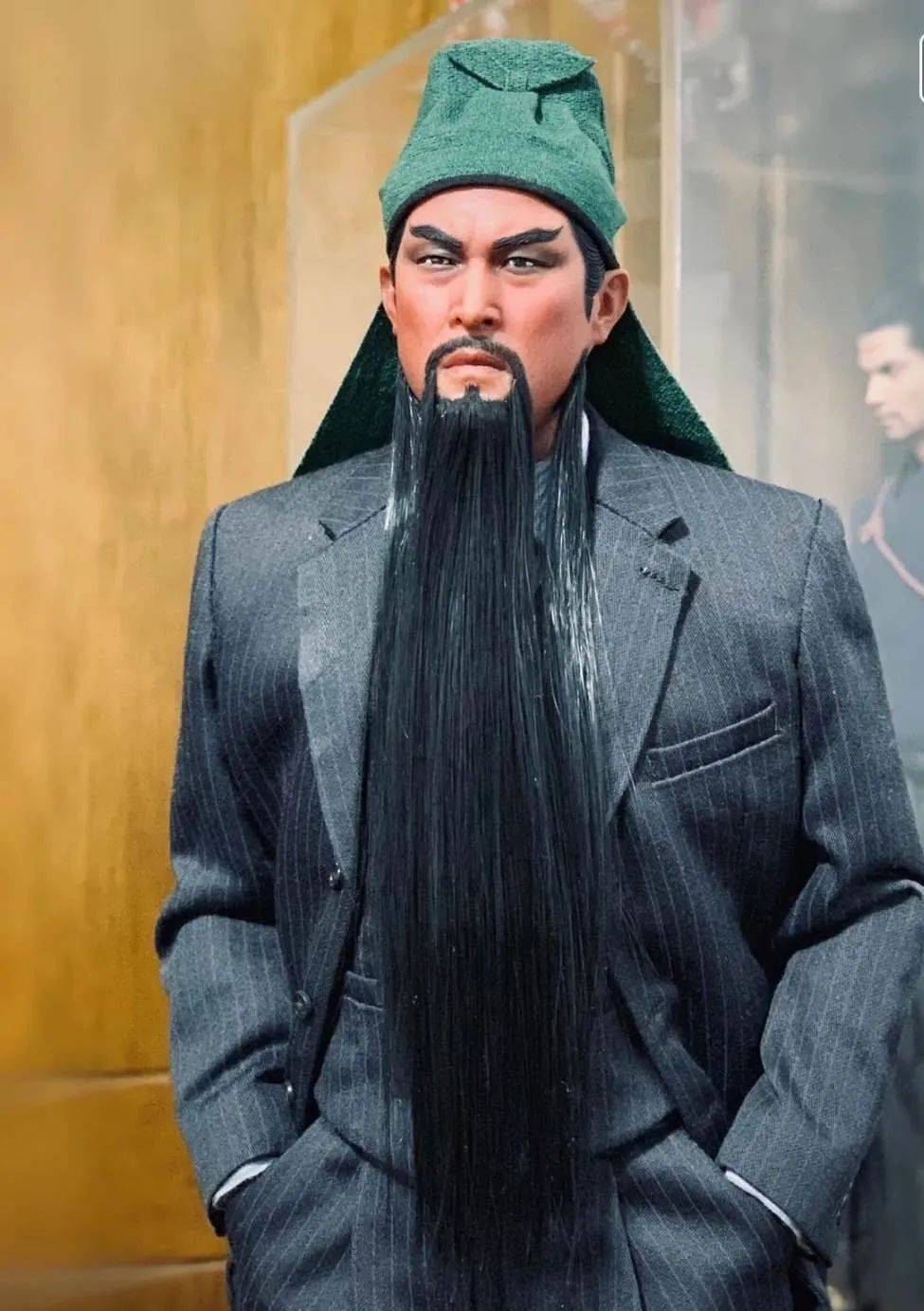 里的描写    身长九尺,髯长二尺,面如重枣,唇若涂脂,丹凤眼,卧蚕眉