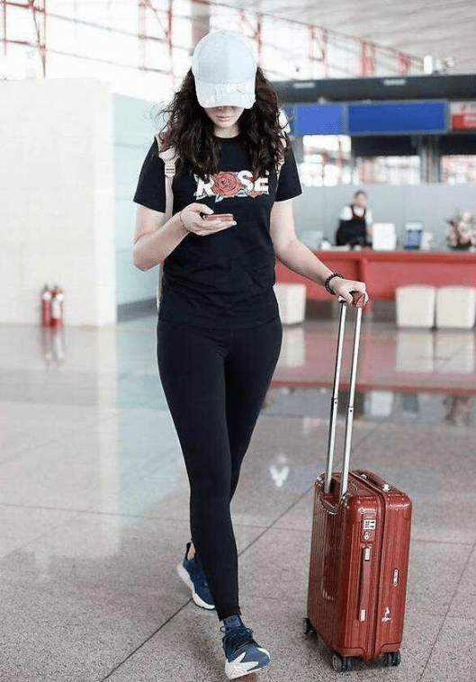 惠若琪紧身裤穿搭,78公斤塞进紧身裤,大长腿很迷人!