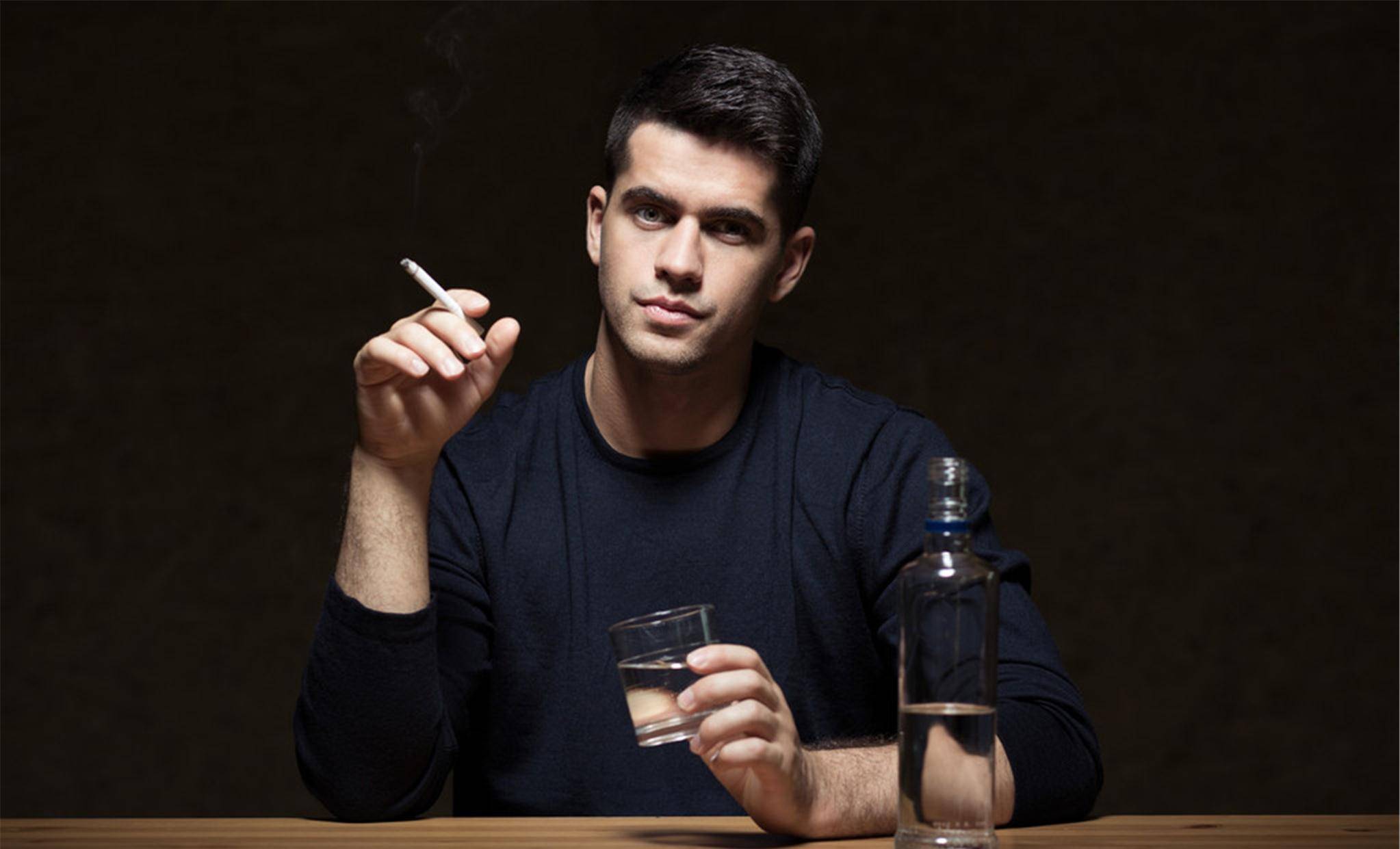 原创男性衰老"加速器"公布,烟酒排第二,看完榜首,赶紧改,别犹豫