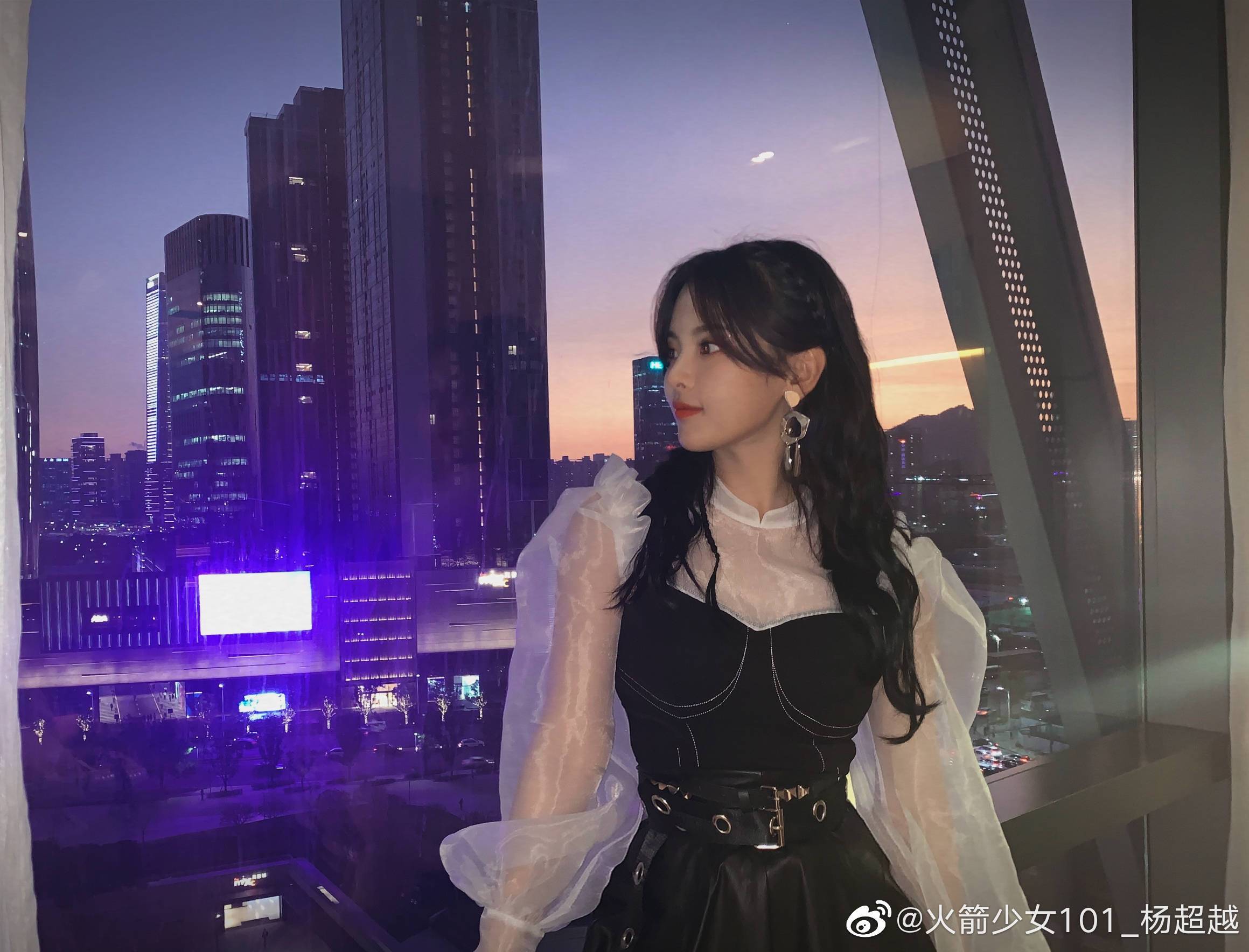21岁杨超越古灵精怪,一身紫色牛仔裙现直播间,甜酷女孩飒美风!