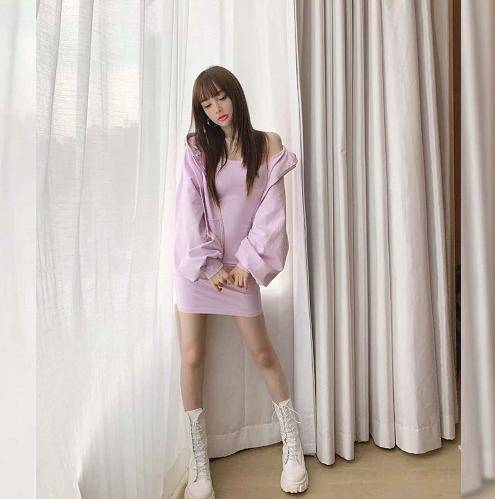 李小璐一展迷人魅力,纤瘦身材大长腿吸睛又养眼,超火辣.