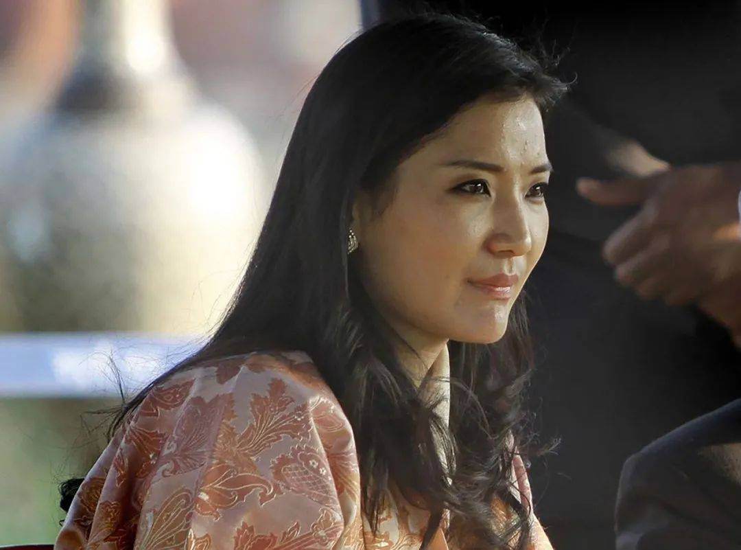 30岁不丹王后心软让步,和国王同坐马车兜风,"破镜重圆"美满了