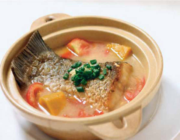 加上鱼尾的酱色,番茄的红色和葱花的绿色点缀,卖相也是一流.