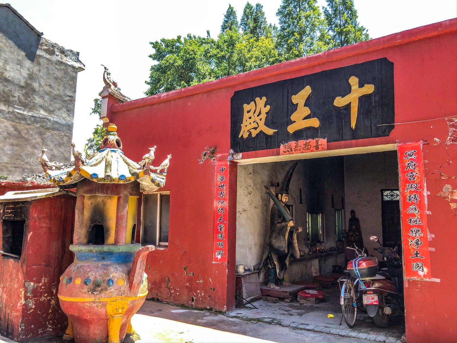 与纪念碑同一位置的就是十王殿,黑白无常中的黑无常