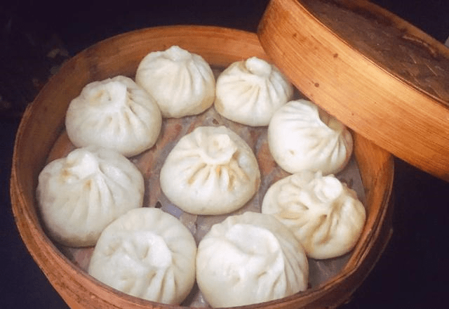 粥吃不饱,给他们爷俩准备了自己包的小笼包,爷俩也没有吃完这一屉包子