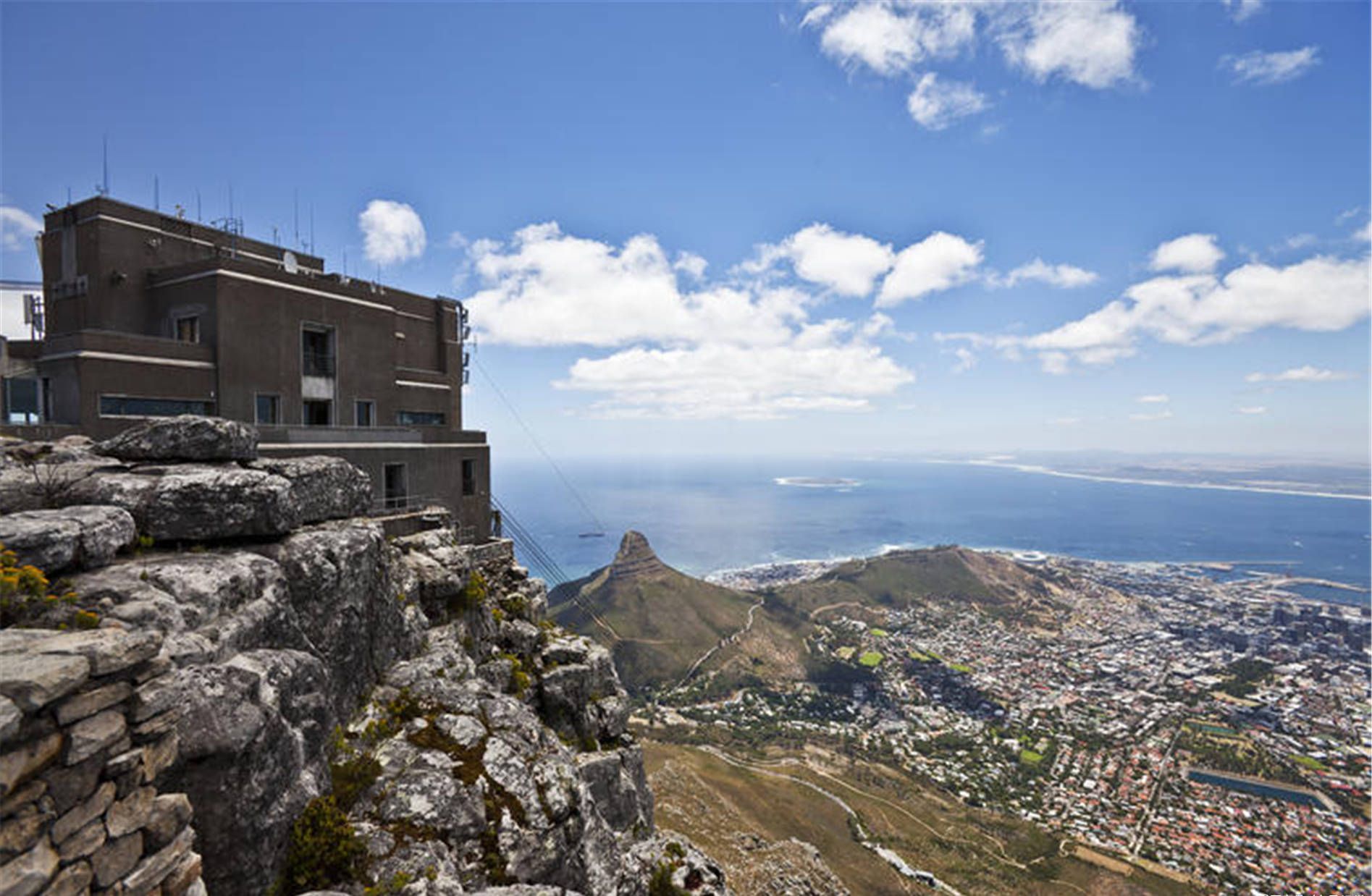 在南非的内陆地区相继建立了纳塔尔共和国,德兰士瓦共和国和奥兰治