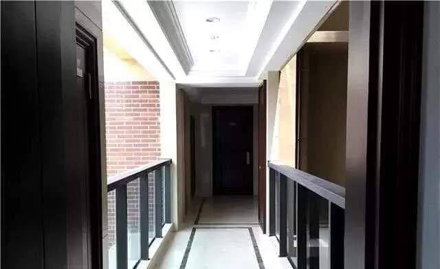 原创入户门连着走廊,我在开发商搭的鹊桥边上瑟瑟发抖