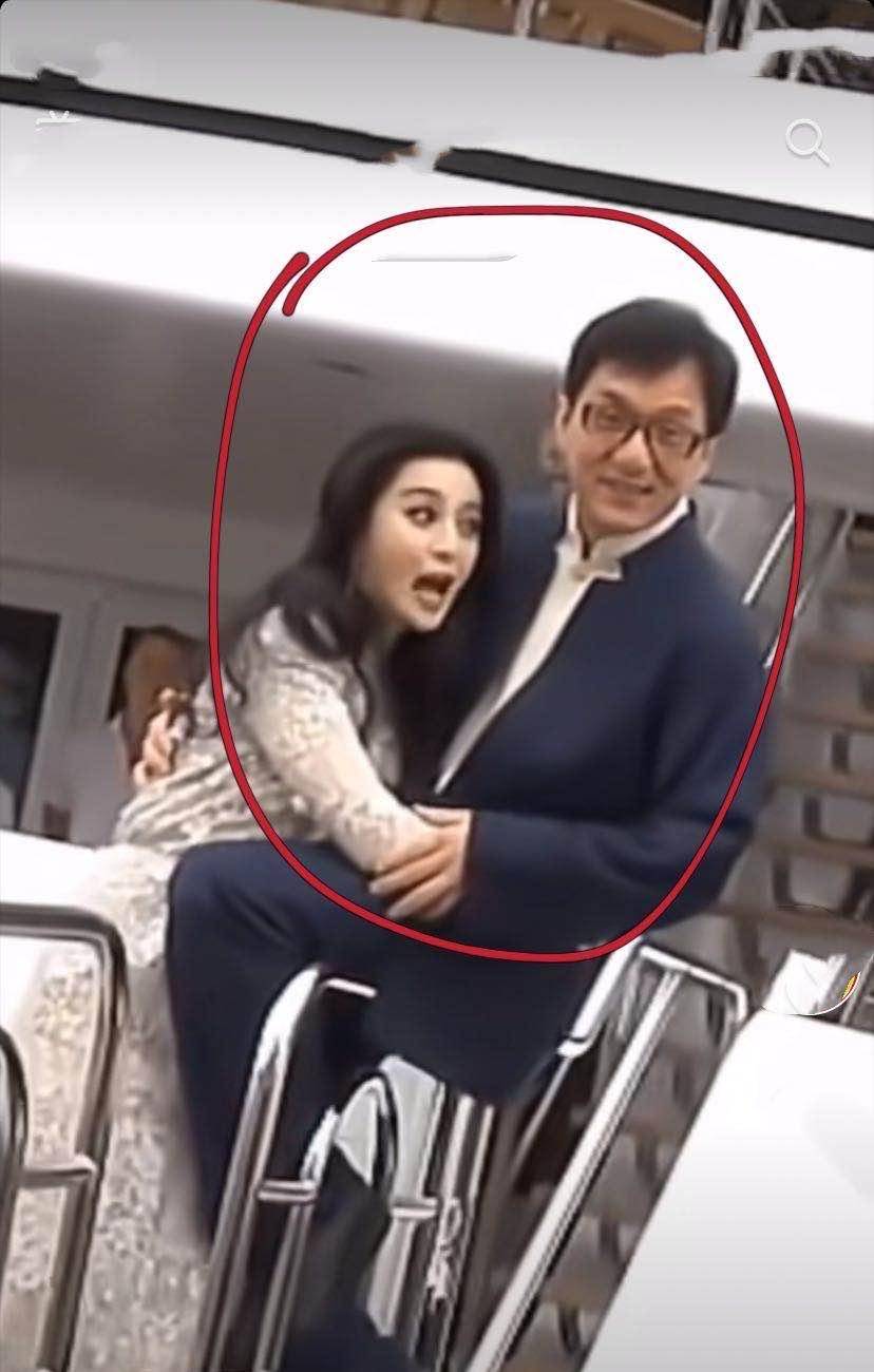 范冰冰和成龙合影太幸福中途差点摔倒一把抓住成龙求安慰