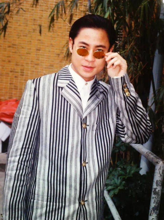 弟弟蔡一杰年纪最小,但是很喜欢舞蹈,他们最开始演出时,没有钱请排舞