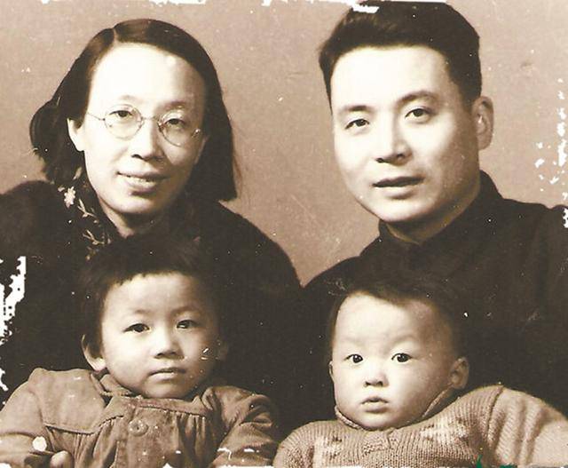 放弃美国优厚待遇,回国隐姓埋名搞科研的邓稼先,人生有多传奇_邓志平