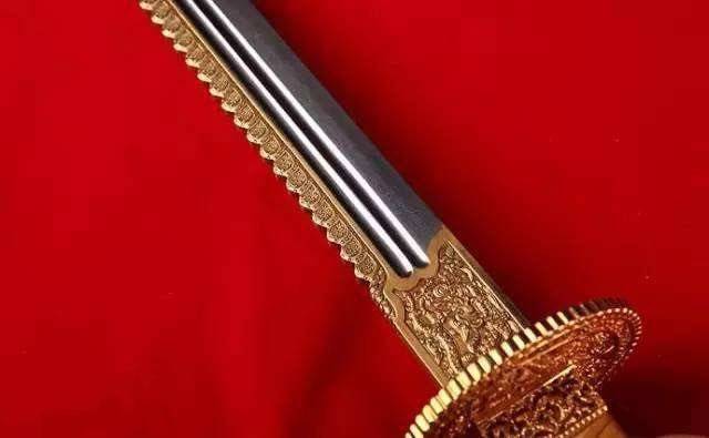 全球最贵的冷兵器,第2价值800万雕刻有19条金龙,第三无价_宝刀