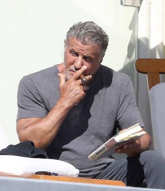 原创74岁史泰龙老成这样身材发福挺着油腻大肚腩51岁老婆美如21岁