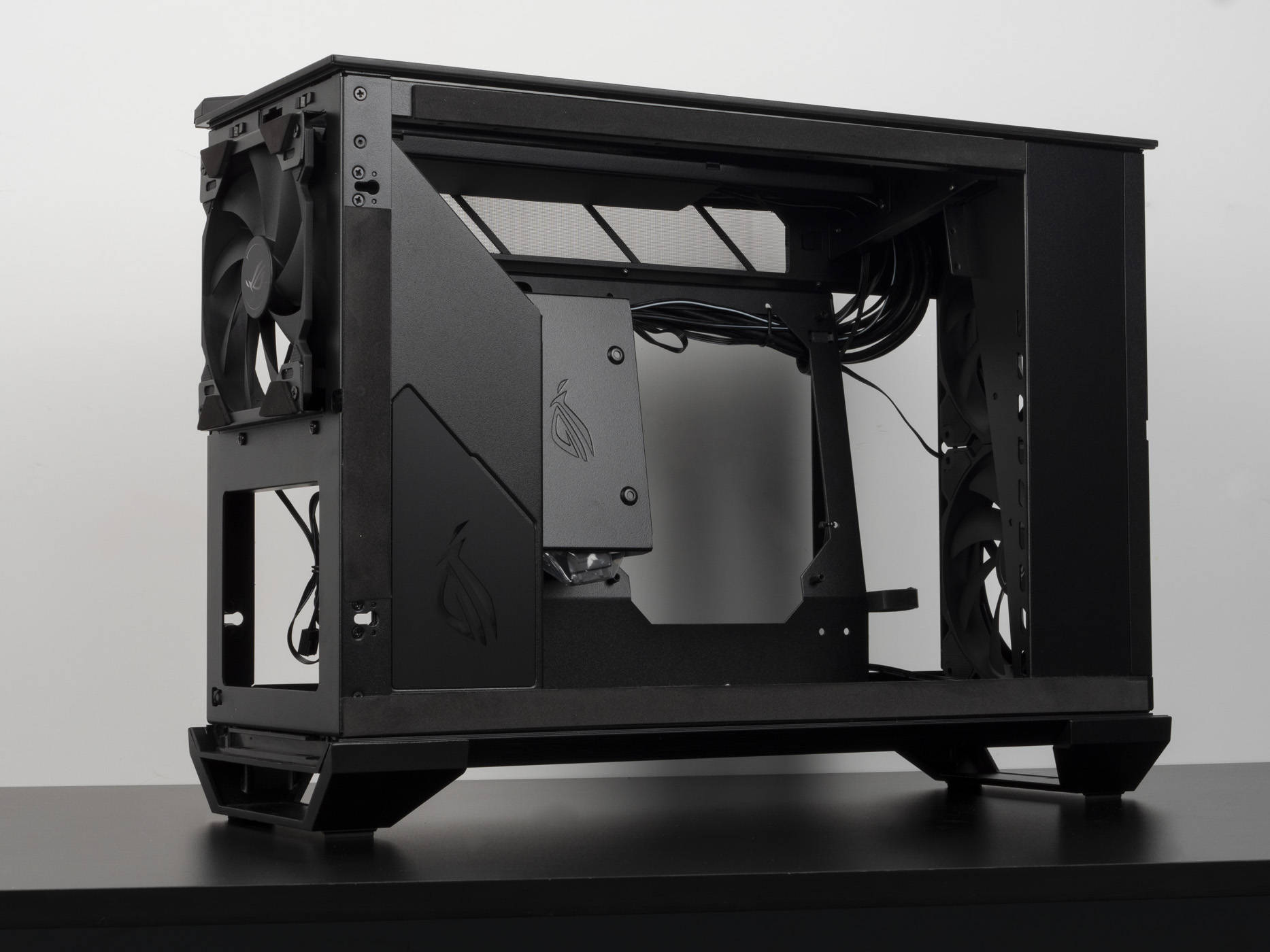 另类的itx机箱以战为名的华硕rogz11