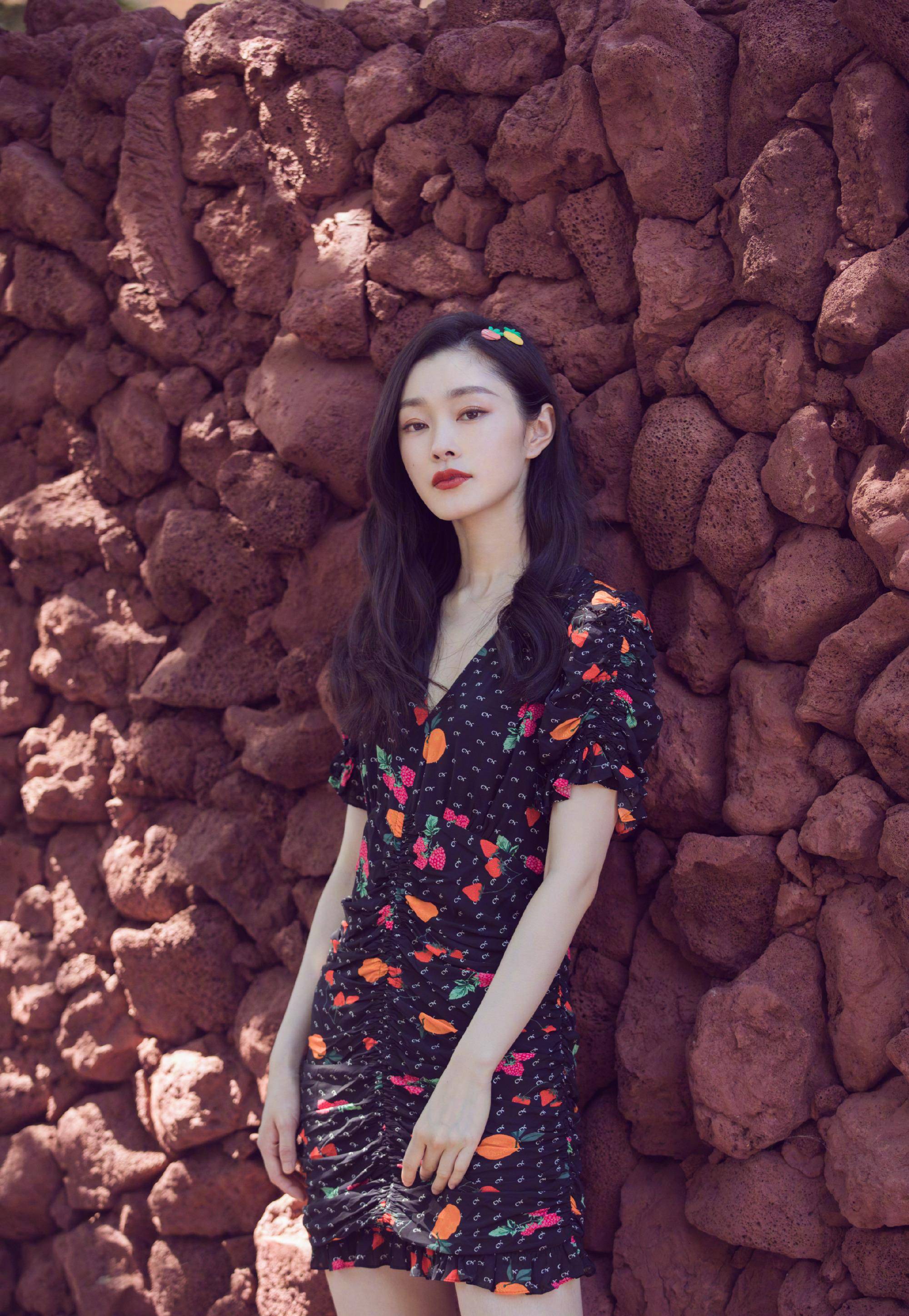 原创宋轶甜度超标一袭波点红裙优雅大气双麻花辫清新减龄又有活力