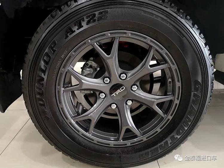 硬派的18寸哑光黑色trd合金轮毂,搭配m s(泥泞 雪地)全地形轮胎,适用