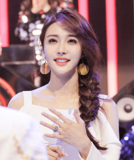 她隐瞒婚史参加《中国好声音》,成名后选择离婚,今却已成这样