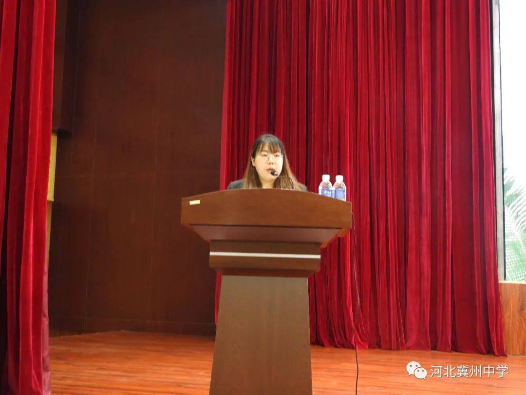 李蕊老师代表新教师感谢学校提供机会,得以融入冀中大家庭,并代表全体