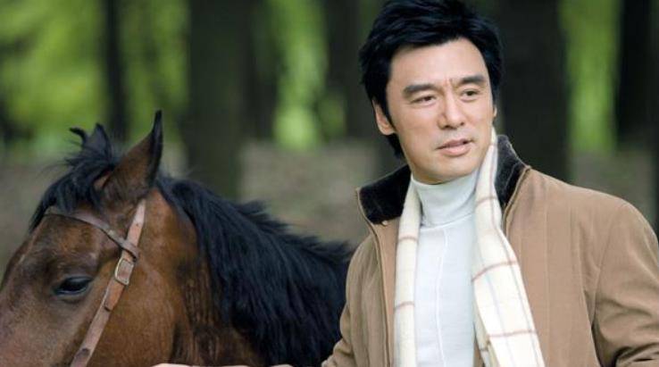 逐渐成名之后谭咏麟慢慢的想要往乐队方面发展,于是就和钟镇涛,叶志强