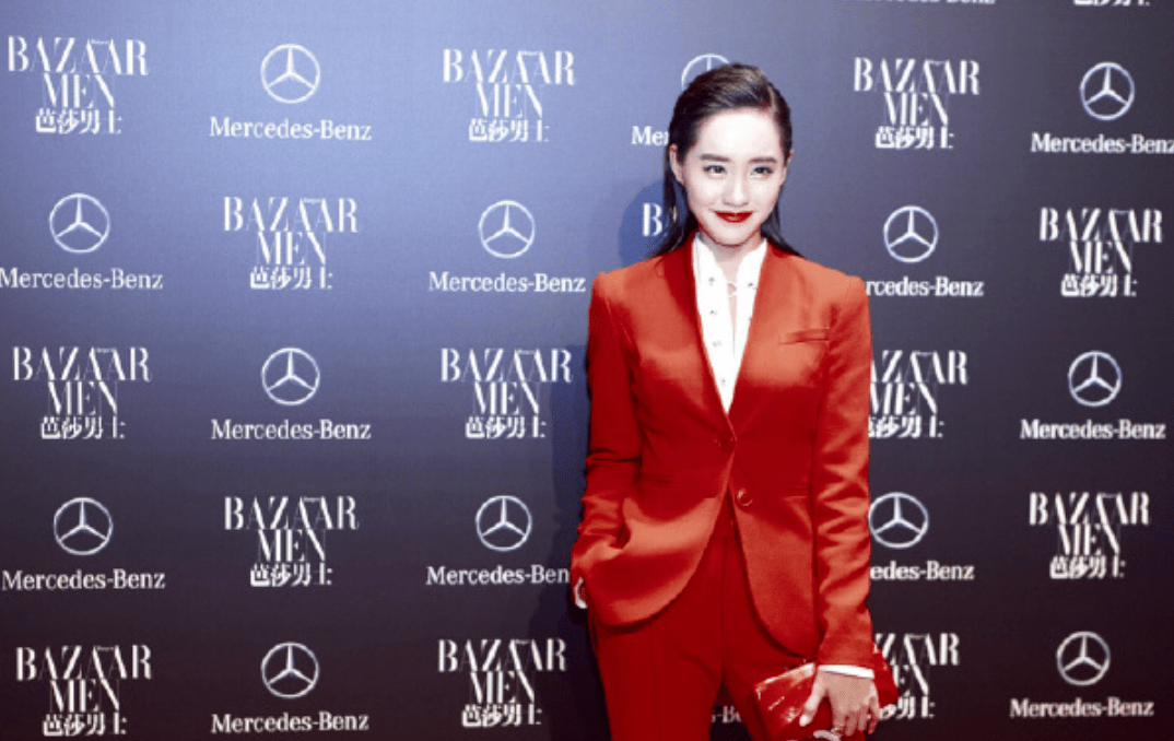 王智的"气质"真没得挑,穿大红色西服套装出席活动,干练又洋气_西装