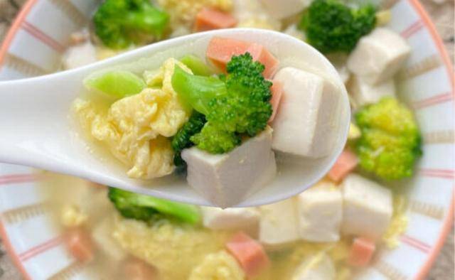 鲜美可口的西兰花豆腐汤,味道清爽可口,喝多少都不会长肉肉哦
