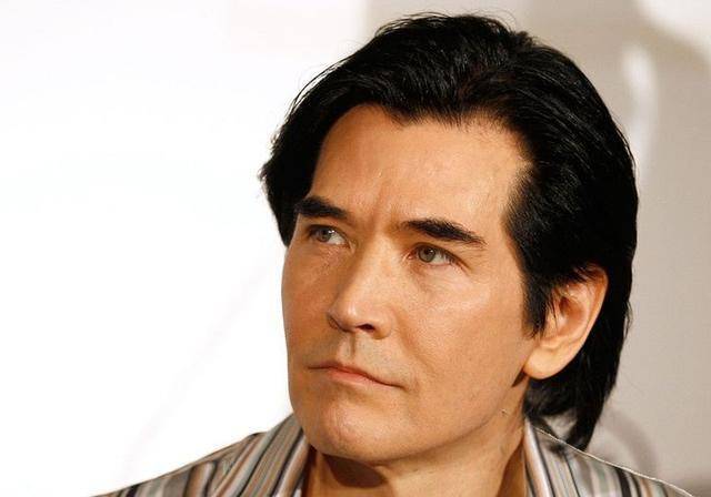 就在这时,费翔已经在美国斯坦福大学学习医科,这个决定,可能也跟姐姐