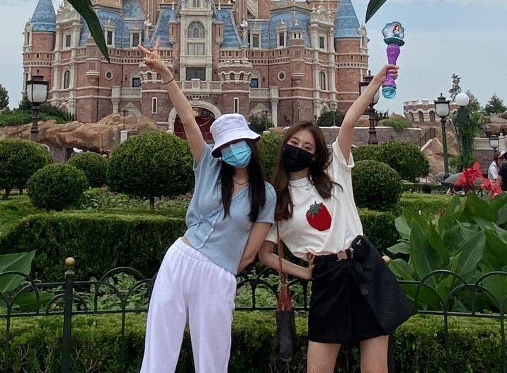 原创迪丽热巴外出游玩,同祝绪丹合影,大家却只注意到她手上的戒指