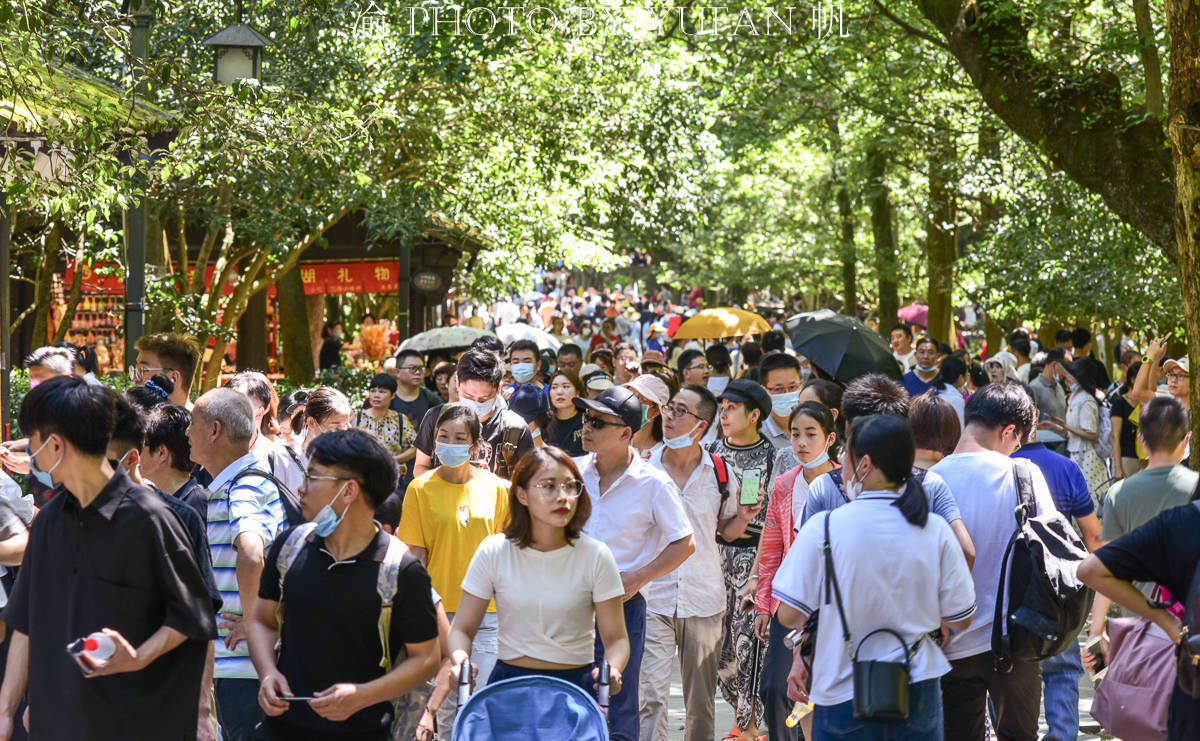 原创杭州旅游全面恢复,各大景区人山人海,很多人不戴口罩却令人担忧