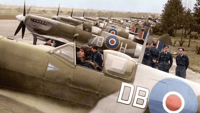 二战珍贵彩照,战场温馨一幕,年轻士兵为法国小男孩包扎伤口!