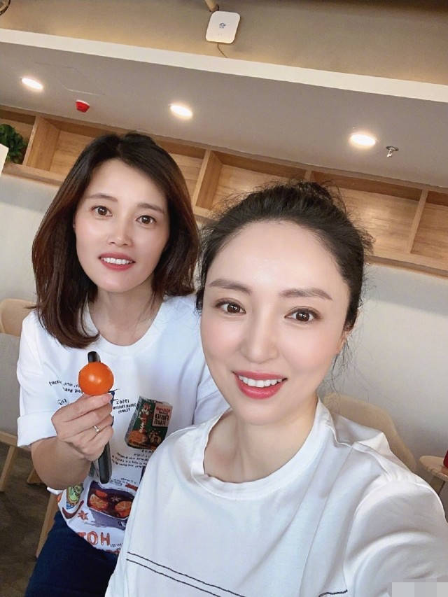 原创董璇参加同学聚会,合照稳居c位显年轻,与男同学动作亲密不避嫌