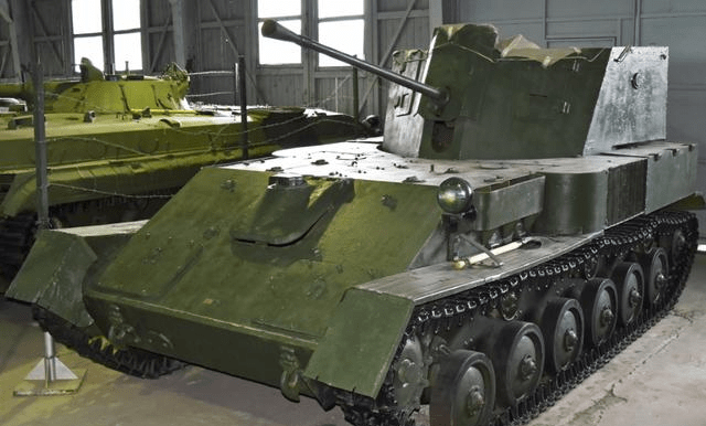 图为zsu-37轻型自行式高射炮,重14吨,搭载一台160马力汽油机,时速45