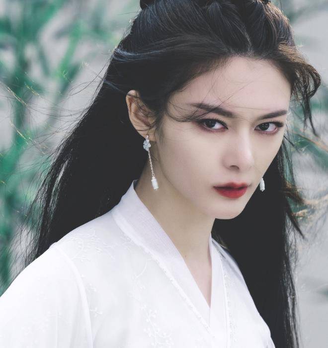 出场惊艳,一身白衣扮相,真正的清冷女神左青鸾出场