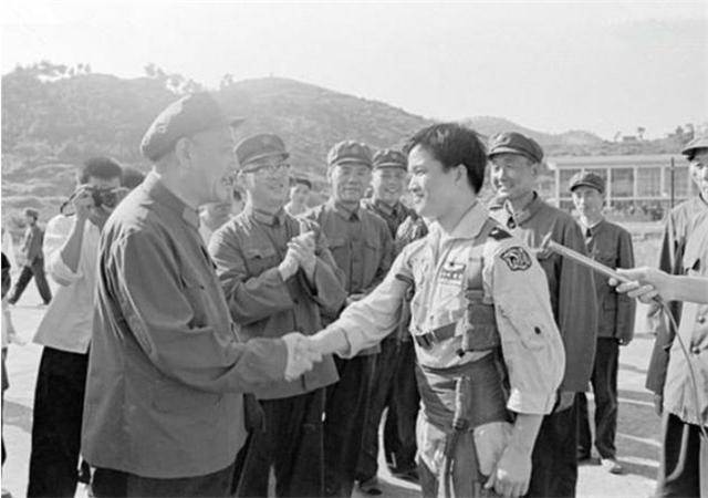 原创1981年台湾空军少校黄植诚驾机回归大陆,获65万元奖励,后来如何