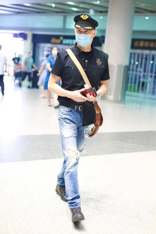 原创59岁徐锦江个性造型破洞牛仔裤硬朗时髦连警帽都用上了