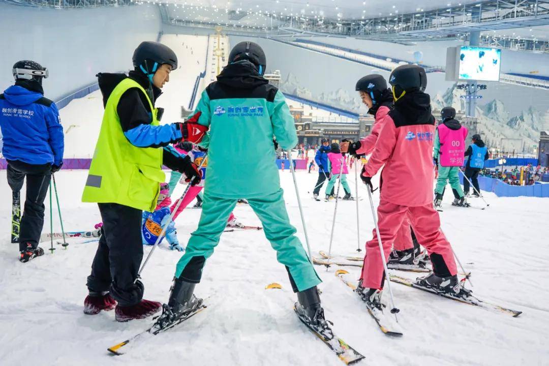 有专业教练80余名,其中曾倩倩,田剑锋,李海峰等30位教练也是国家一级