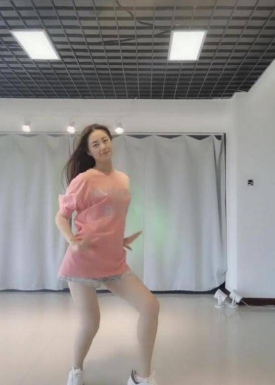 粉t配短裤玩下衣失踪,这时尚感绝了_毕畅