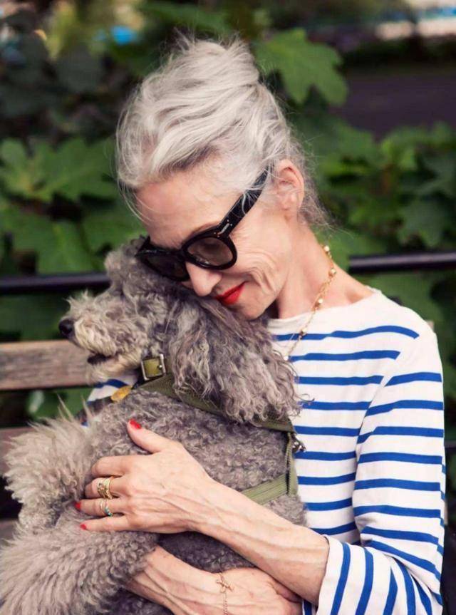 这位法国老太太真时髦,70岁依然穿得精致优雅,中国大妈该学一学