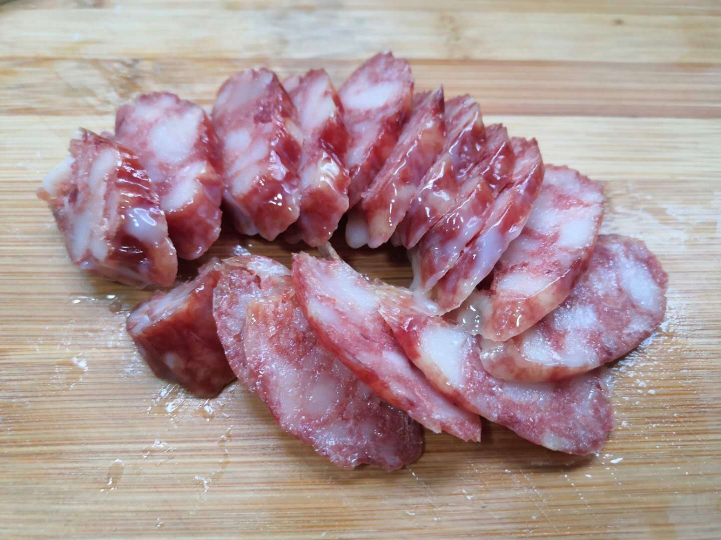3,腊肠切成厚点片,薄厚片均可.