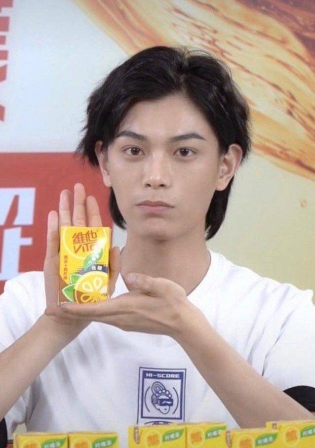 丁禹兮的旧照好神奇,感觉他是动过脸却又不知道动了哪里_手机搜狐网