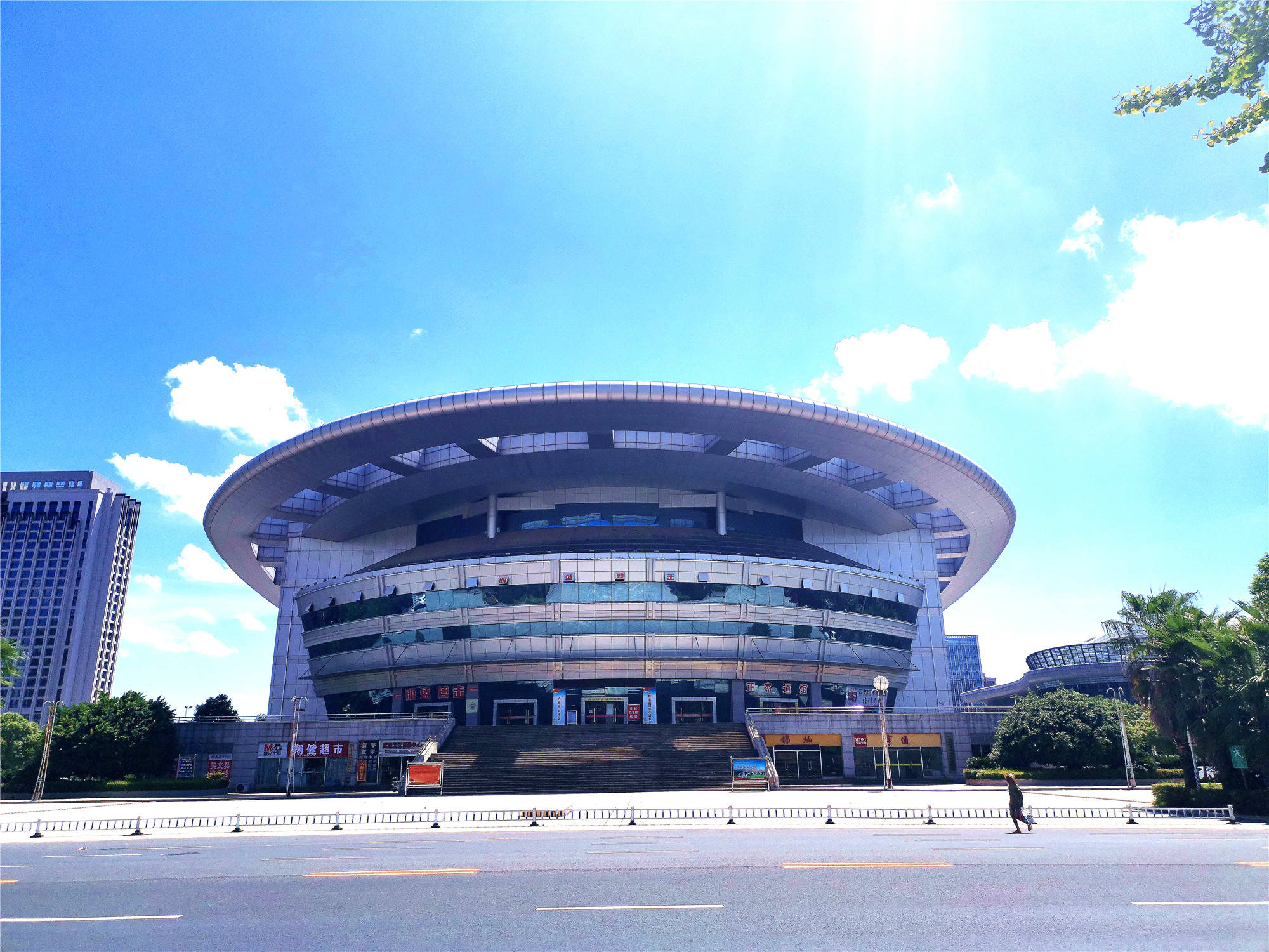 吉安视觉:蓝天白云下的城区建筑显得宏伟壮观-搜狐大视野-搜狐新闻